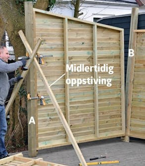 Gavlramme løftes opp på utebod Gavlramme løftes opp på lektestumpen på utebod